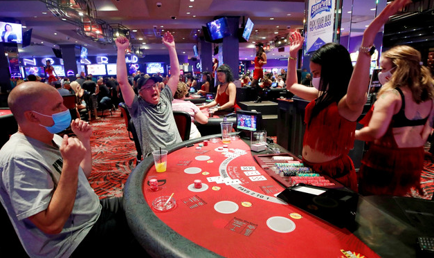 tren-berpakaian-mewah-di-casino-masa-kini